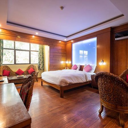 Hotel Emarald, New Delhi Buitenkant foto