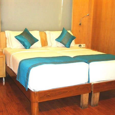 Hotel Emarald, New Delhi Buitenkant foto
