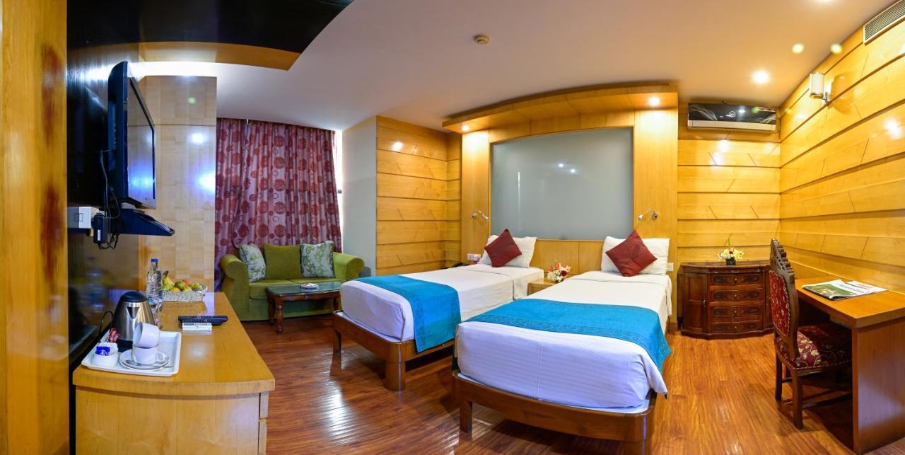 Hotel Emarald, New Delhi Buitenkant foto