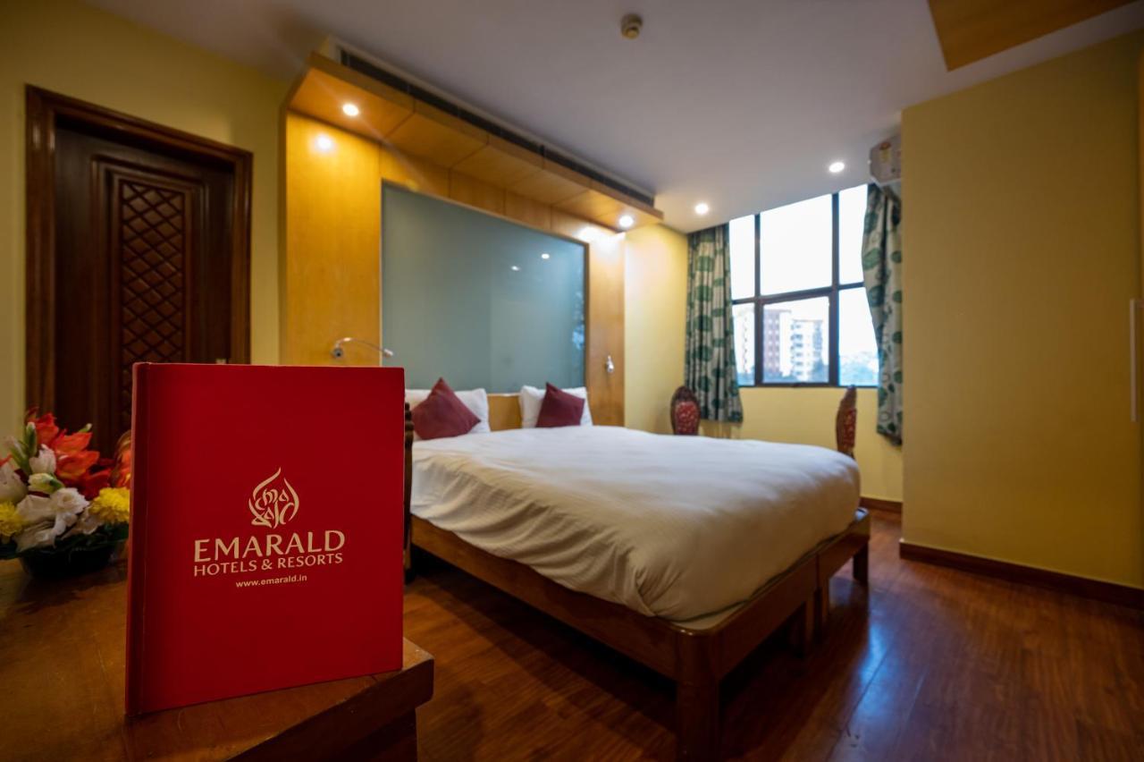 Hotel Emarald, New Delhi Buitenkant foto
