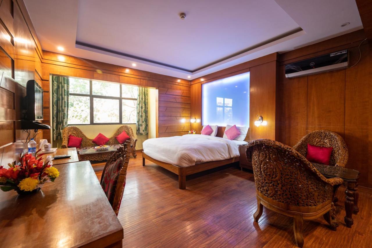 Hotel Emarald, New Delhi Buitenkant foto