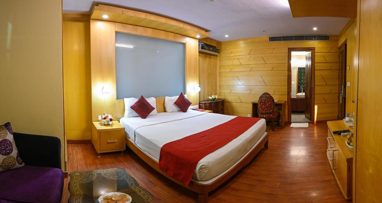 Hotel Emarald, New Delhi Buitenkant foto
