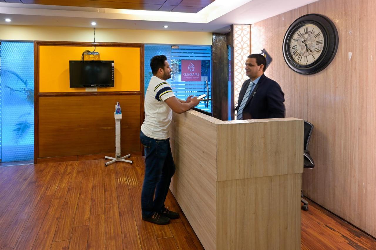 Hotel Emarald, New Delhi Buitenkant foto