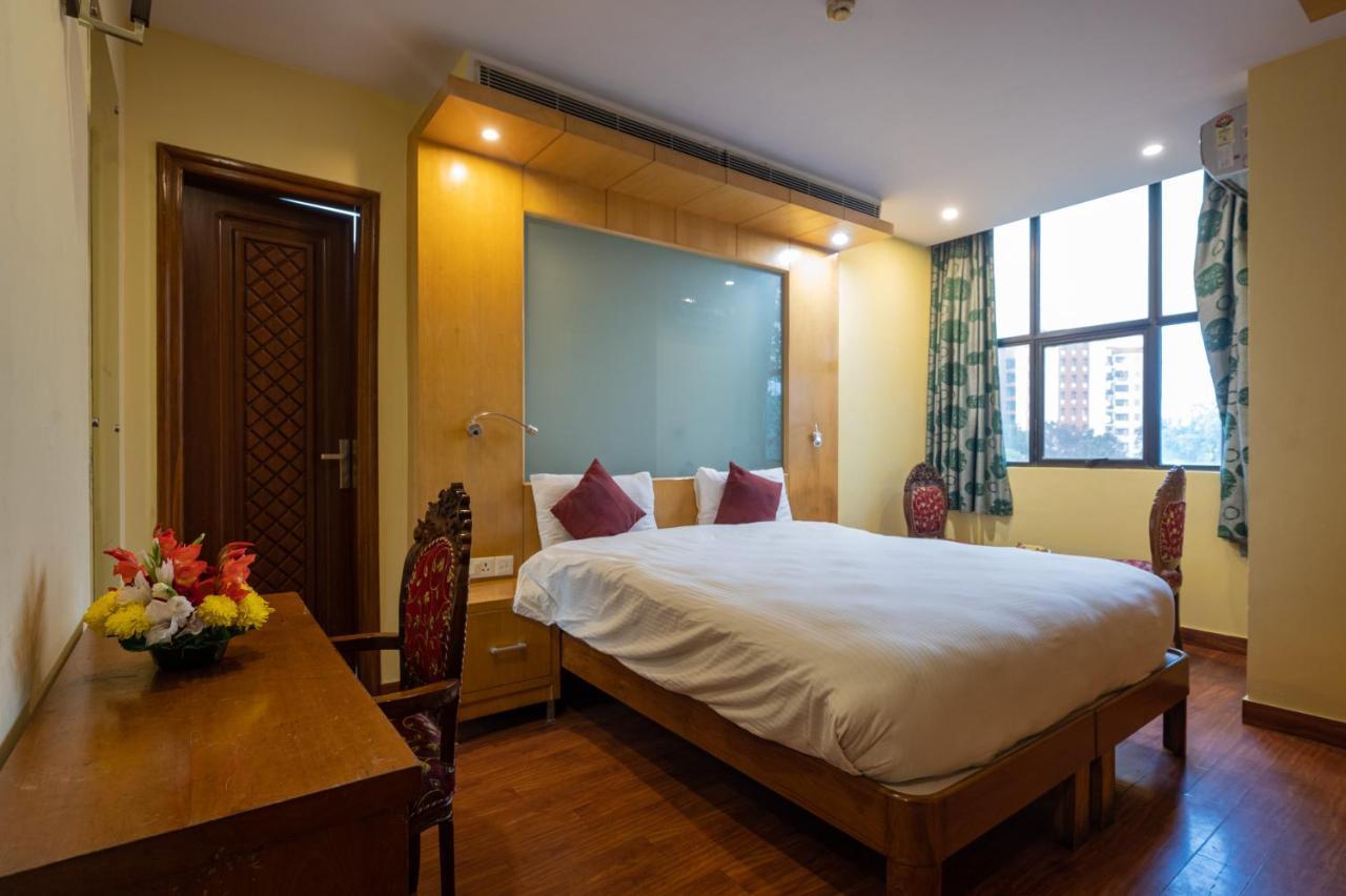 Hotel Emarald, New Delhi Buitenkant foto
