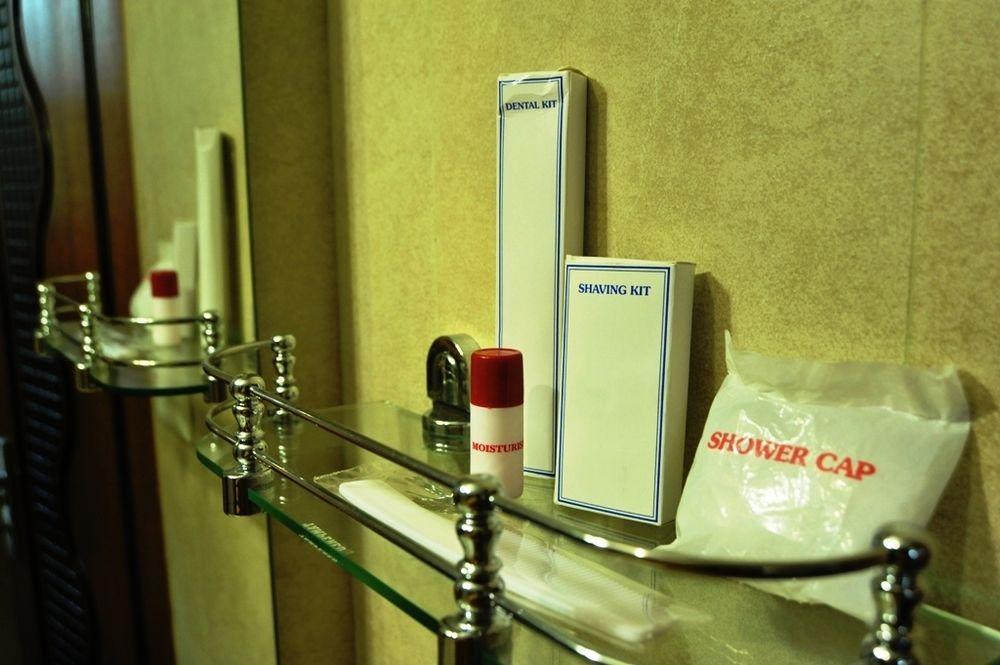 Hotel Emarald, New Delhi Buitenkant foto
