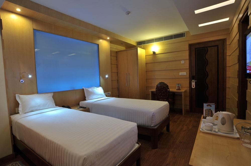 Hotel Emarald, New Delhi Buitenkant foto