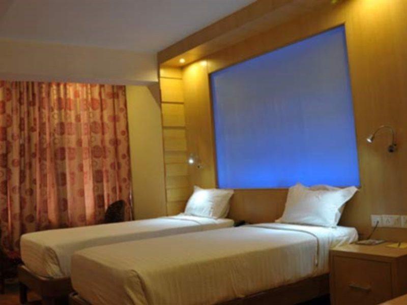 Hotel Emarald, New Delhi Buitenkant foto