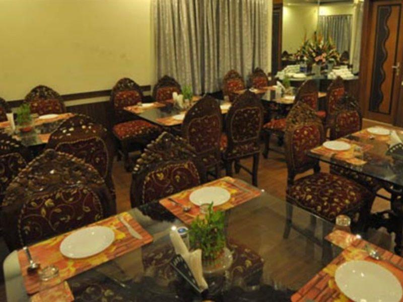 Hotel Emarald, New Delhi Buitenkant foto