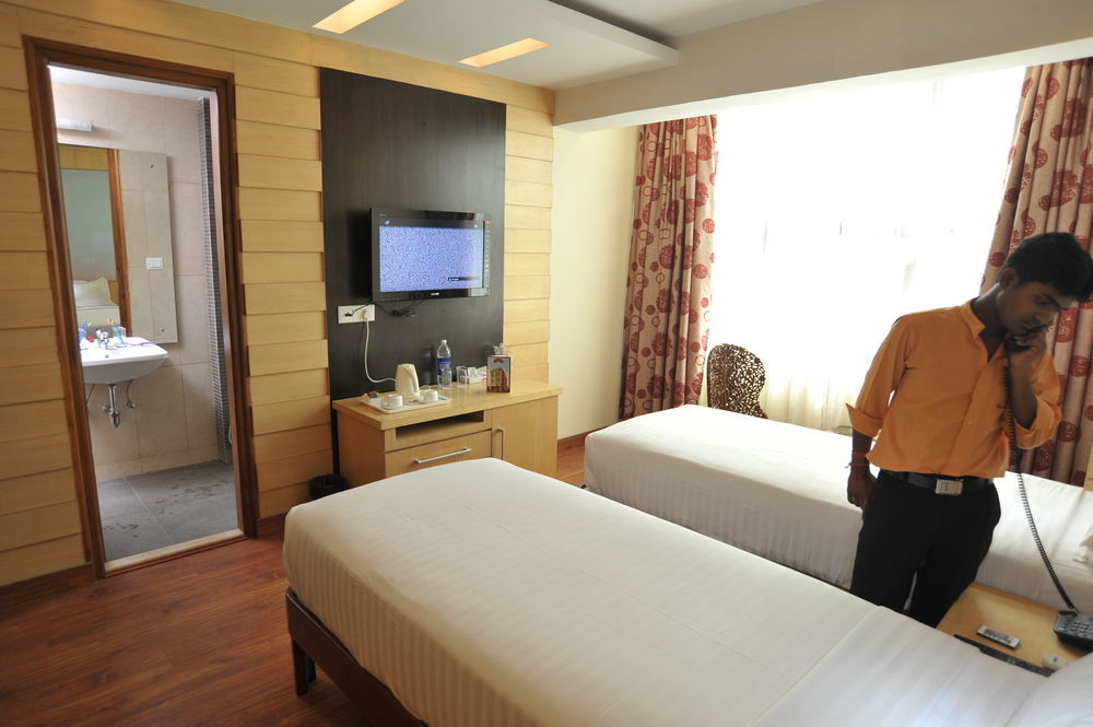 Hotel Emarald, New Delhi Buitenkant foto