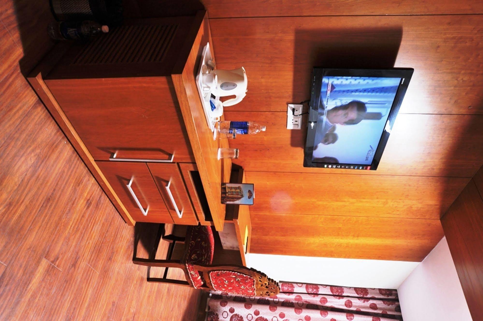 Hotel Emarald, New Delhi Buitenkant foto