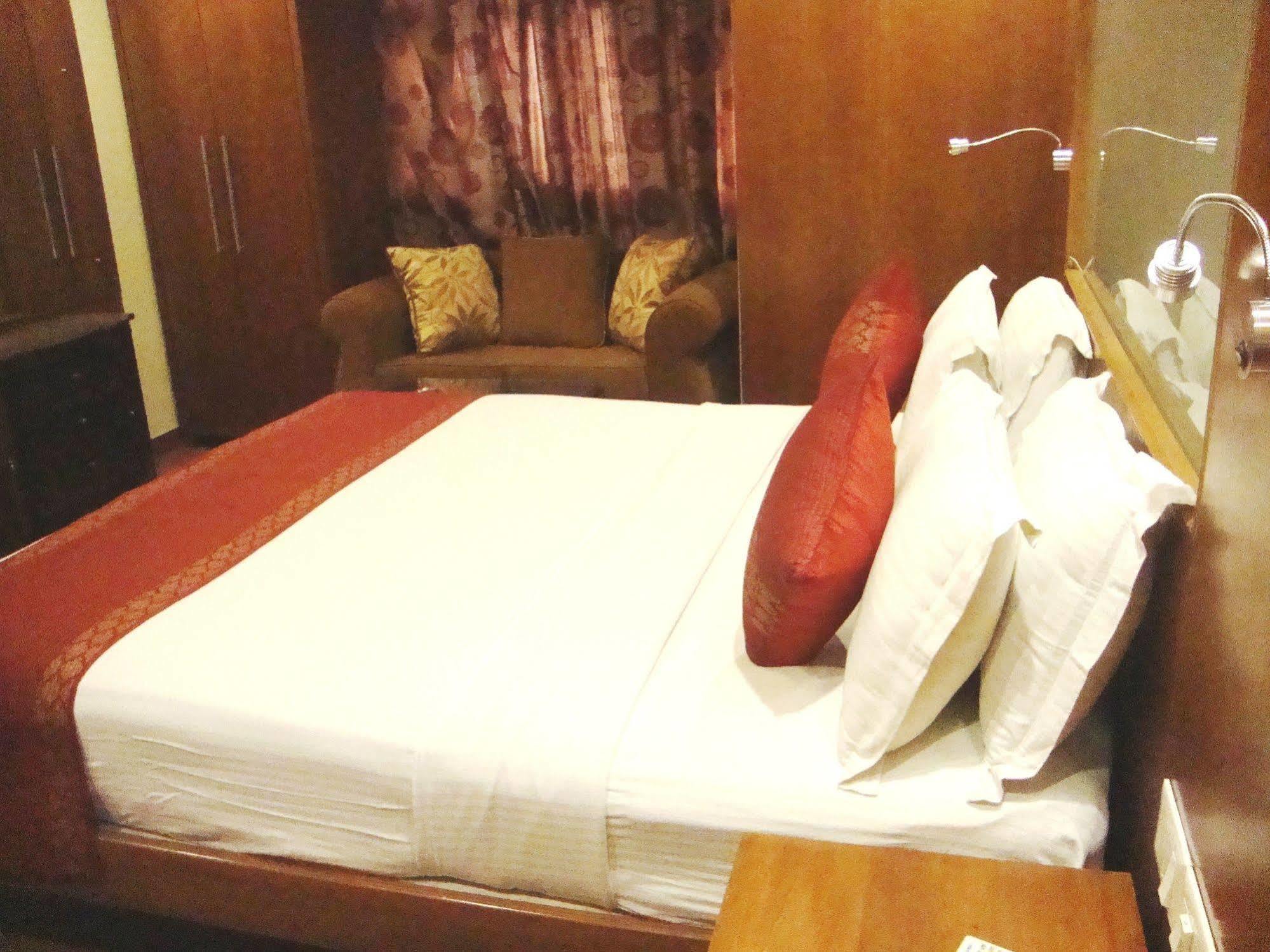 Hotel Emarald, New Delhi Buitenkant foto