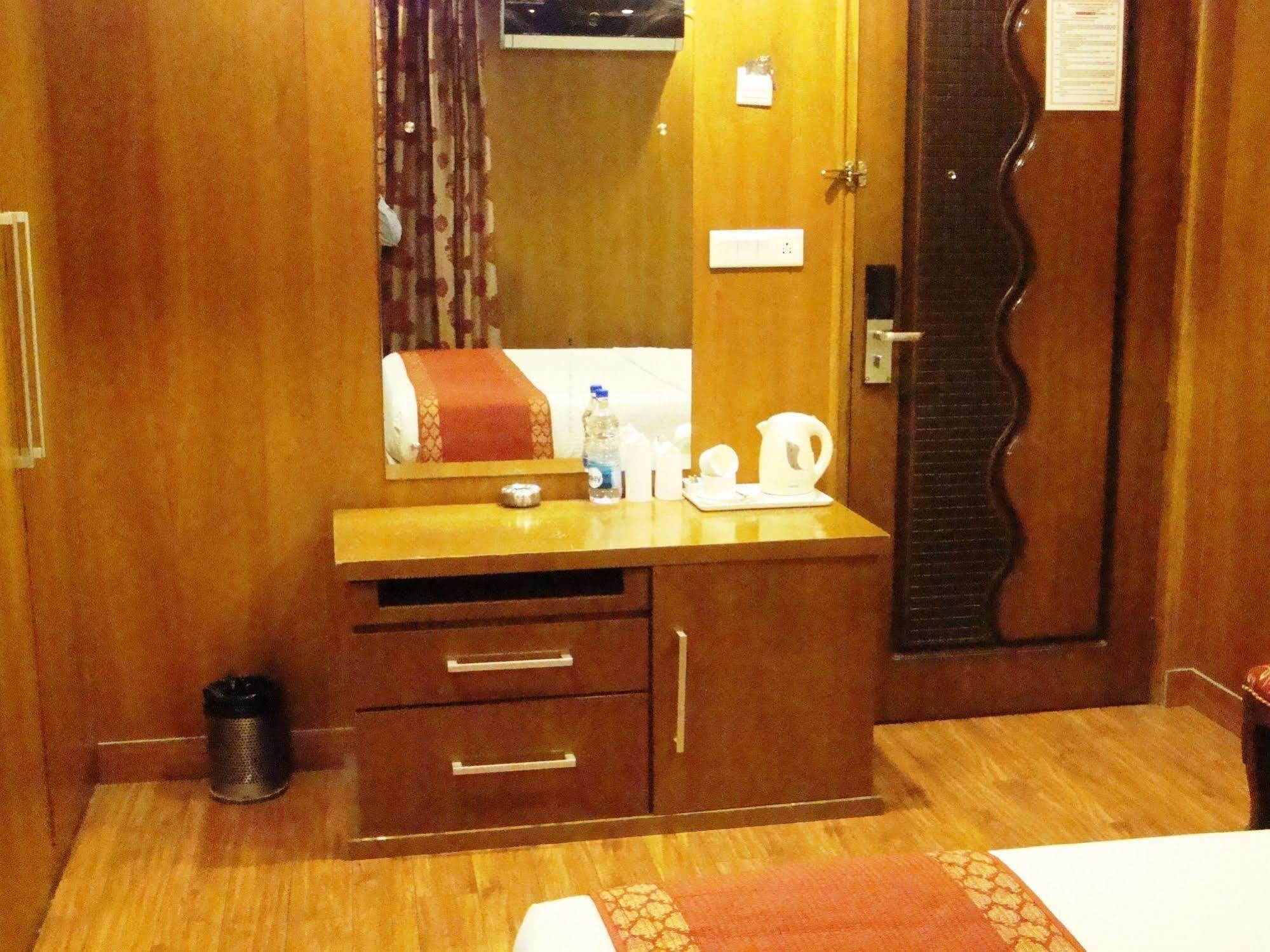 Hotel Emarald, New Delhi Buitenkant foto