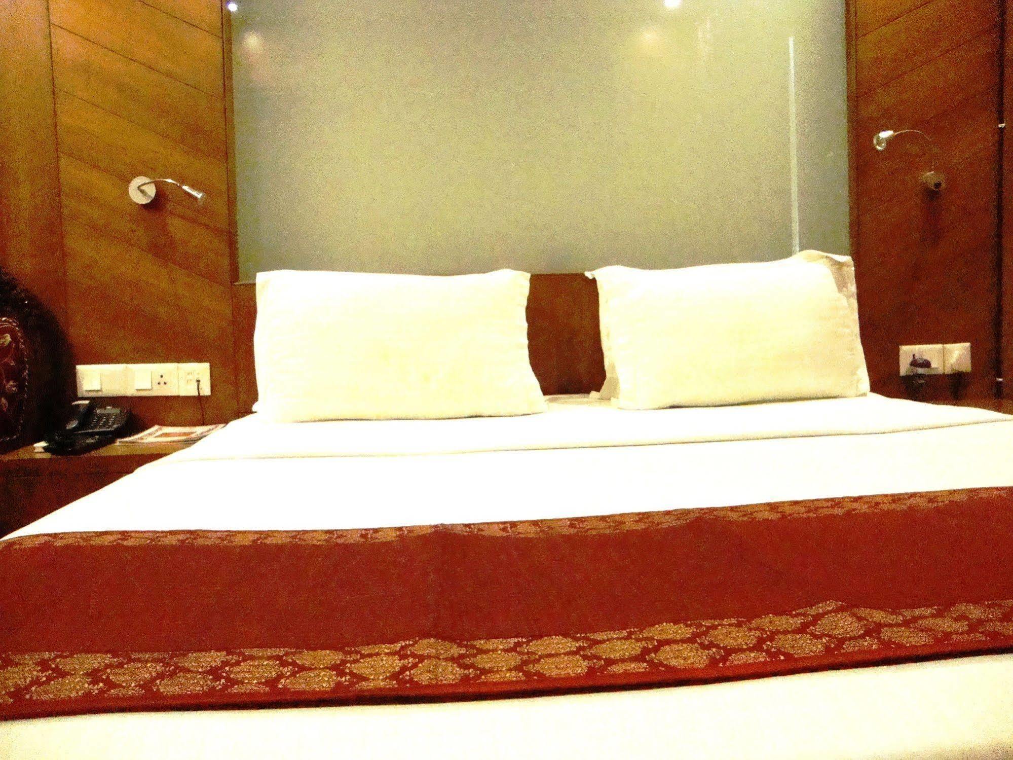 Hotel Emarald, New Delhi Buitenkant foto