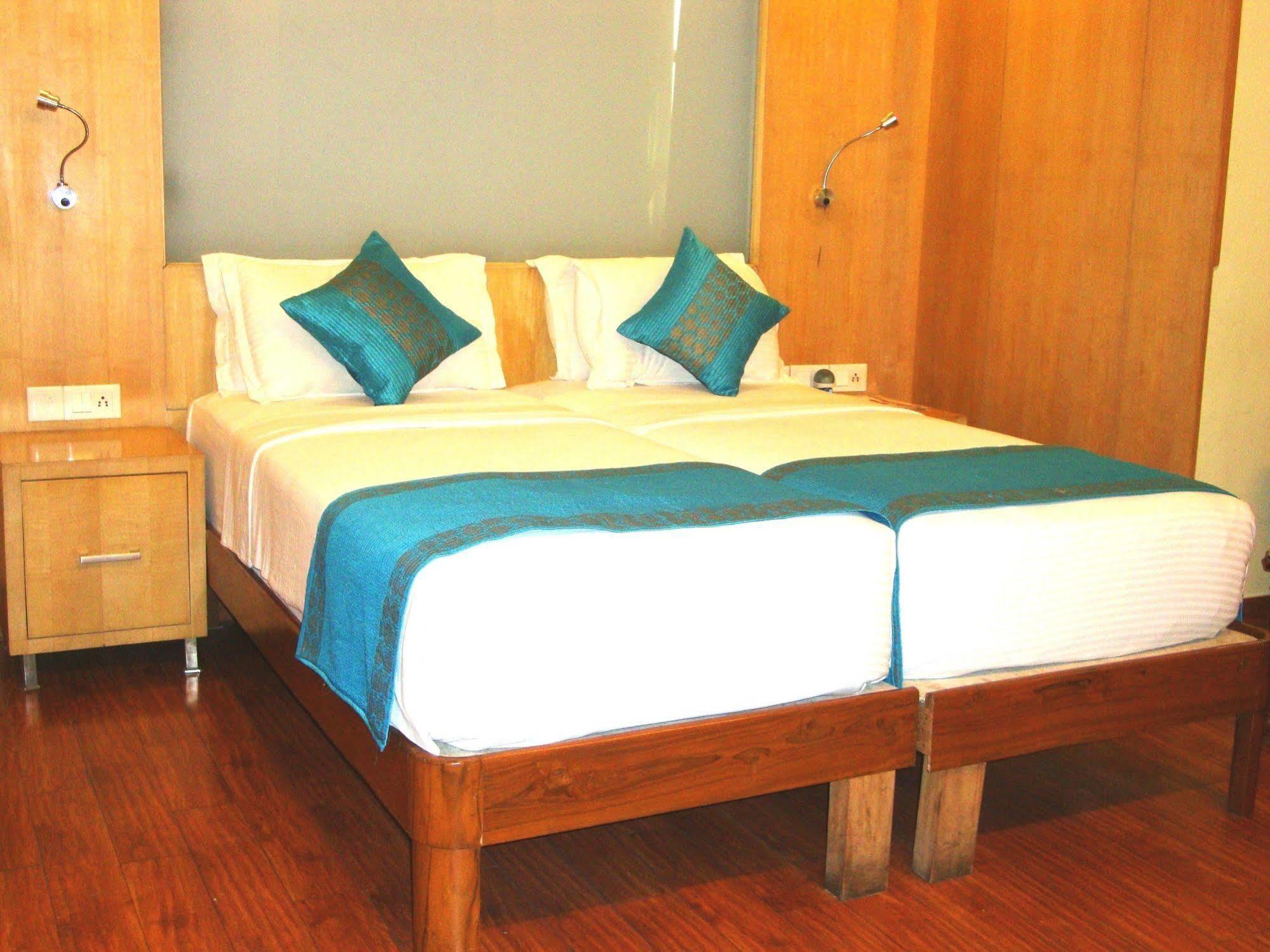 Hotel Emarald, New Delhi Buitenkant foto
